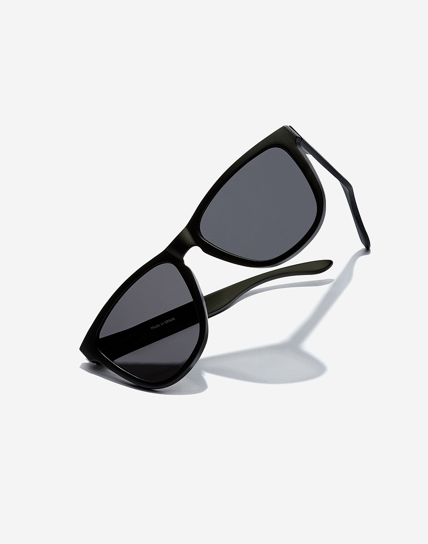 https://www.hawkersco.com/on/demandware.static/-/Sites-Master-Catalog-Sunglasses/default/dw05677da3/images/large/hawkers-one-raw-polarized-black-dark-HONR21BBTP-d3.jpg